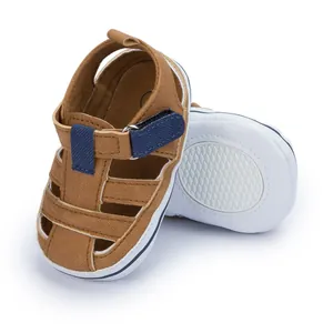 Detailansicht von Baby-Sandalen aus Canvas mit braunen Riemen und rutschfester Gummisohle