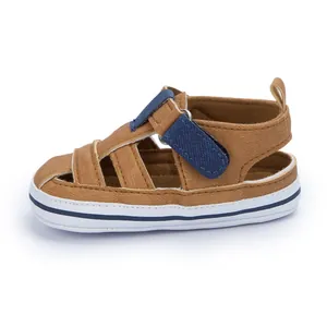 Detailansicht der Baby-Sommersandalen mit braunem Canvas-Obermaterial und Klettverschluss