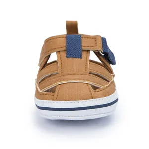 Detailansicht atmungsaktiver brauner Babysandalen mit weicher rutschfester Sohle