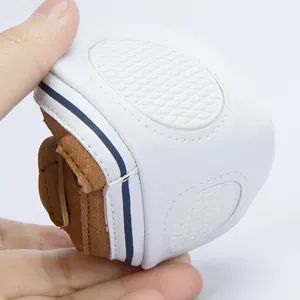 Nahaufnahme flexibler Babyschuh mit weicher biegsamer Sohle und rutschfestem Profil