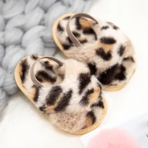 Détail de chaussons en peluche léopard pour bébé avec sangle de talon