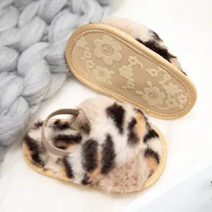 Vue détaillée des chaussons bébé léopard avec semelles antidérapantes à fleurs