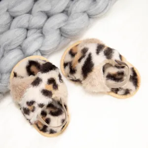 Détails des chaussons bébé en fausse fourrure léopard avec sangle élastique au talon