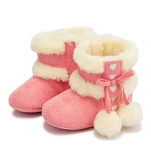 Bottes de neige roses pour bébé avec fourrure blanche et détails en forme de cœur