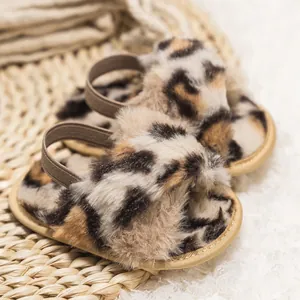 Pantoufles bébé en fausse fourrure léopard avec bride élastique et design croisé