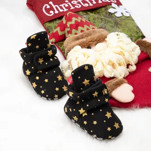 Chaussures souples bébé noires à étoiles dorées sur fond de fourrure blanche douce
