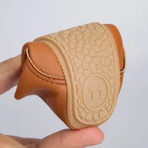 Détail de la semelle en caoutchouc souple antidérapante pour chaussures de bébé taille 11