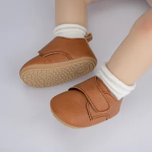 Détail de chaussures de marche pour bébé en similicuir marron avec semelle souple antidérapante