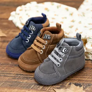 Baby High-Top Lauflernschuhe mit weicher Sohle in Blau, Braun und Grau auf Holz