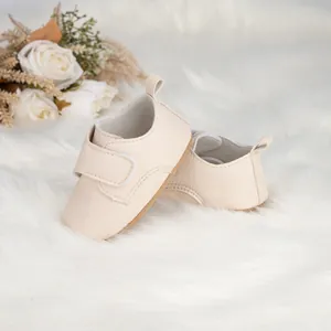 Détails de chaussures beige pour bébé avec semelle antidérapante et velcro souple