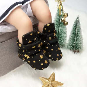Détails des chaussures de marche pour bébé avec étoiles dorées et velcro