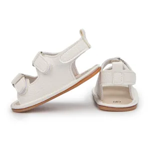 Dettaglio dei sandali per neonati in pelle martellata con chiusure a velcro regolabili