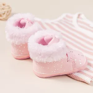 Dettaglio scarpe neonato rosa con morbido collo in peluche e punti argentati