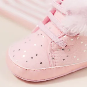 Dettaglio macro stivaletto invernale bimba rosa con paillette argento e collo di pelo