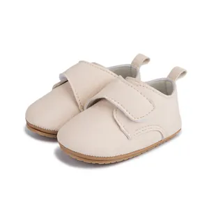 Chaussures bébé beiges avec semelle souple antidérapante et fermeture à velcro