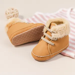 Dettaglio della suola antiscivolo e della fodera in peluche degli stivaletti per bimbi