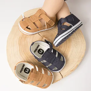Détail macro de sandales en toile pour bébé avec semelles antidérapantes et velcro
