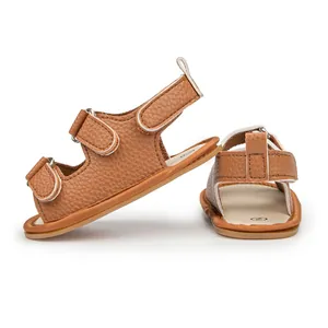 Dettaglio di sandali per neonati in pelle marrone con chiusura a triplo velcro sicuro