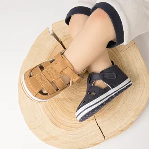 Détail de sandales en toile pour bébé avec tissage ajouré et fermeture auto-agrippante
