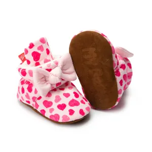 Détails des chaussures bébé à semelle souple avec cœurs roses et nœud antidérapant