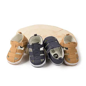 Détail de sandales en toile pour bébé avec tissage ajouré et fermeture velcro réglable