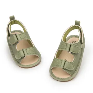 Dettaglio di sandali per neonati con doppie cinghie in velcro e suole in gomma antiscivolo