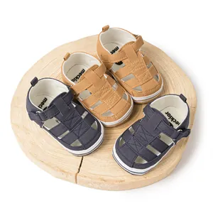 Détail de sandales bébé avec design tissé et semelle en caoutchouc antidérapante