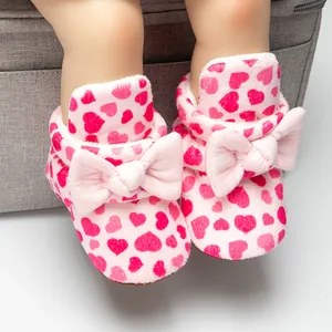 Chaussures souples antidérapantes pour bébé roses avec motifs cœurs rouges et grand nœud