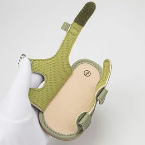 Dettaglio sandalo per neonati in tela verde con chiusura a velcro e suola antiscivolo