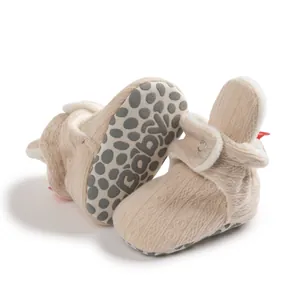 Detail von Baby-Strickschuhen mit warmem Fleecefutter und rutschfester Sohle