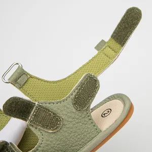 Dettaglio del sandalo per neonati verde oliva con cinturino in velcro e tessuto traspirante