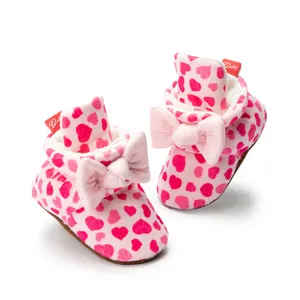 Bottines bébé roses à motif cœurs avec semelle souple et nœud décoratif pour nourrisson