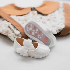 Scarpe neonata bianche in similpelle con fiocco e suole antiscivolo morbide