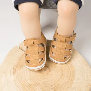 Détail de sandales en toile pour bébé avec design ajouré et fermeture velcro