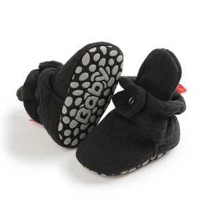 Detail von Baby-Lauflernschuhen mit rutschfester Noppensohle und seitlichem Metallverschluss