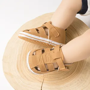Détails de sandales bébé en toile beige avec semelle antidérapante et velcro