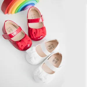 Draufsicht auf Baby Mary Jane Schuhe in Rot und Weiß mit großen Schleifen