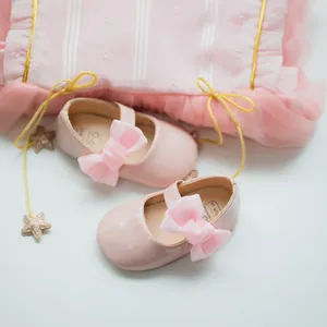 Dettaglio scarpe Mary Jane rosa per neonati con fiocco in rete e suola morbida 0-6 mesi