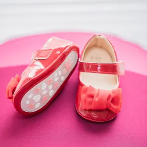 Rote Mary Jane Babyschuhe mit Schleife aus Lackleder und rutschfester Sohle für Kleinkinder