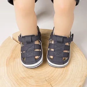 Détail des sandales bébé bleu marine avec fermeture à scratch et bout fermé protecteur