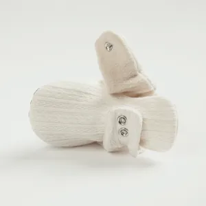 Detailansicht der Strick-Babyschuhe mit weichem Fleecefutter und Metall-Druckknopf