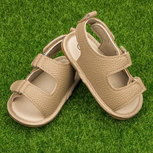 Sandali primi passi cachi per neonati con suola antiscivolo e velcro sull'erba