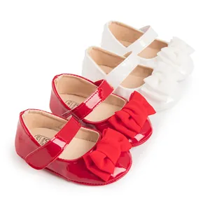 Klassische Mary Jane Babyschuhe mit Schleifen aus rot-weißem glänzendem Lackleder