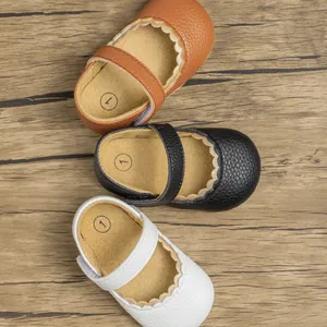 Detail von Baby-Lauflernschuhen mit Wellenkante in Orange, Schwarz und Weiß aus Leder