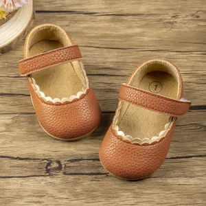 Klassieke bruine leren babyschoentjes voor de eerste stapjes met antislipzool