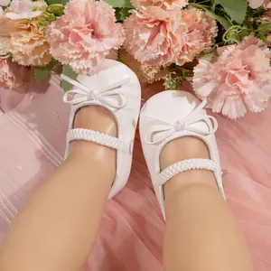 Chaussures Mary Jane blanches pour bébé fille avec nœud et sangle tissée sur fleurs