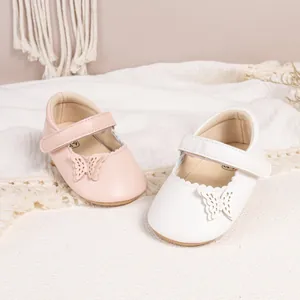 Détail de chaussures Mary Jane pour bébé avec papillons ajourés et fermetures velcro