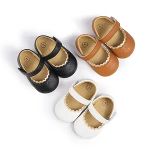 Klassische Baby-Mary-Janes in Schwarz, Braun und Weiß mit gewelltem Rand und rutschfester Sohle