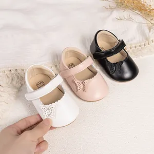 Trois paires de chaussures Mary Jane pour bébé en blanc, rose et noir avec papillons