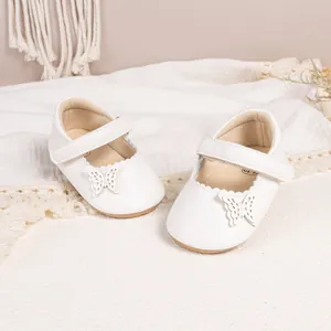 Chaussures Mary Jane pour bébé blanches avec découpes papillon et bords festonnés sur tissu